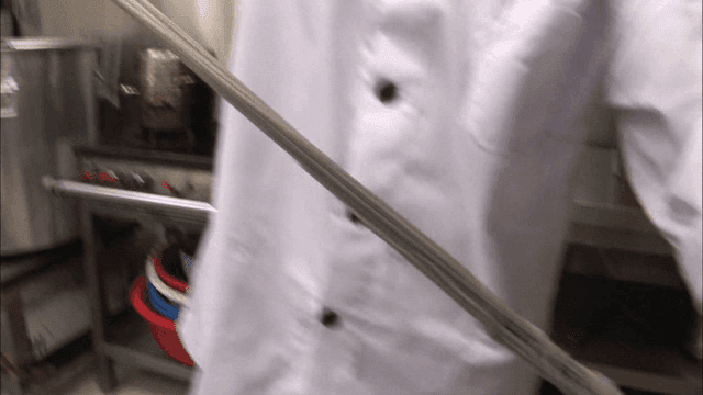 주방에서 면을 준비하는 요리사