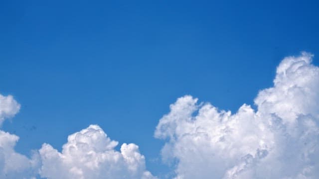 오후의 흰 뭉게구름이 떠 있는 맑고 파란 하늘