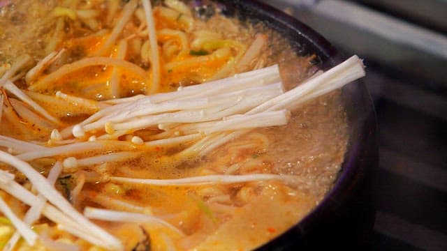 팽이버섯이 들어간 라면 끓는 모습