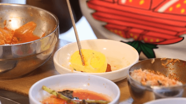 젓가락으로 집은 계란말이