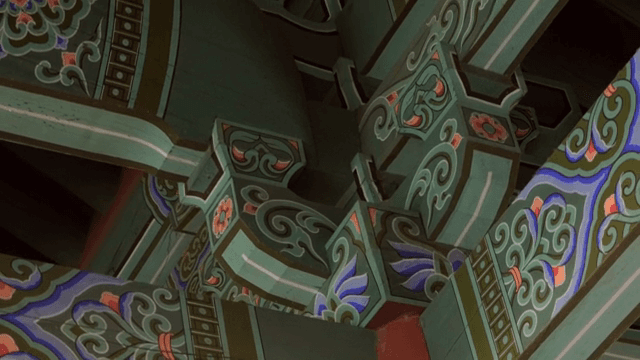 전통 한국 사원의 화려한 천장