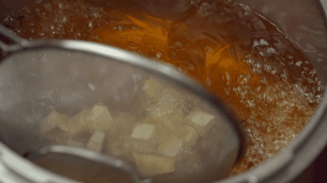 뜨거운 기름에 고구마 튀김