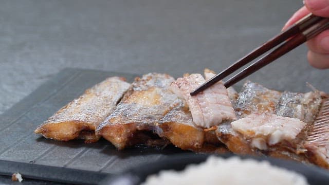 먹음직스럽게 요리된 갈치구이와 함께 먹는 밥 한 숟가락