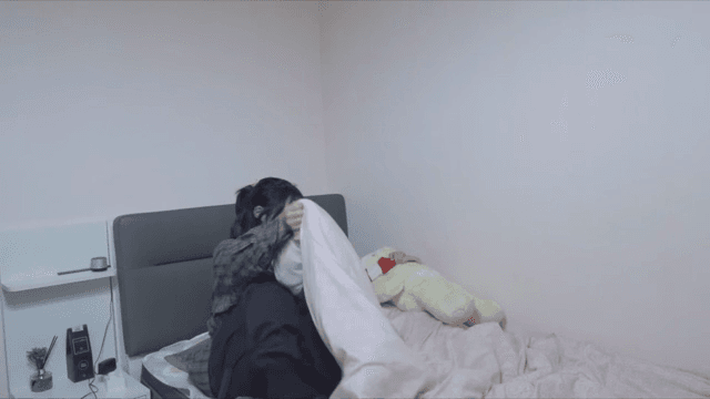 잠을 자고 있는 아이 옆으로 눕는 여성