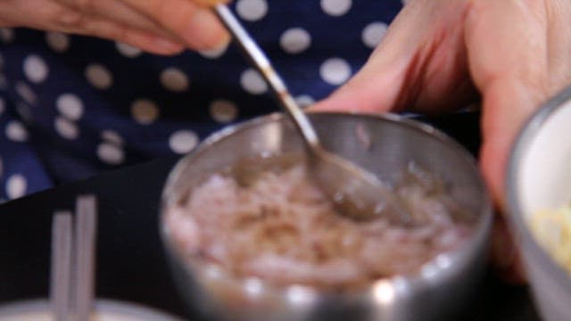 공기밥에 물을 말아 섞는 모습