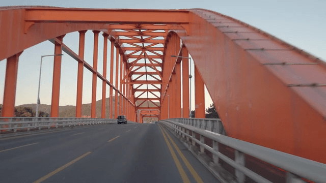 경치 좋은 강 위의 빨간 다리