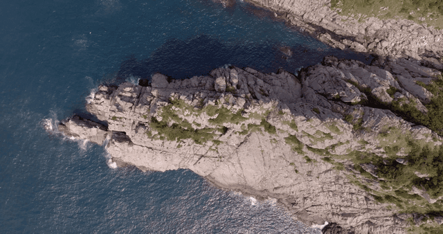 파도가 부딪히는 바위 해안선