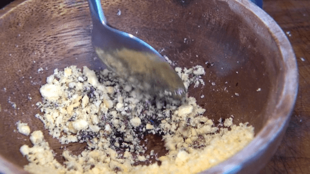 나무 그릇에서 소스와 섞는 부신 과자