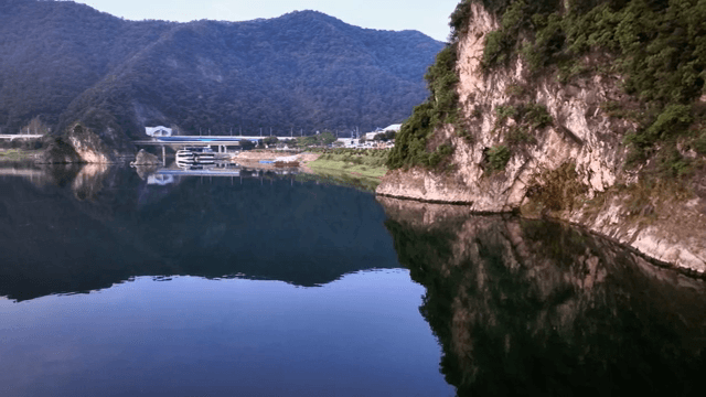 산을 배경으로 한 고요한 호수