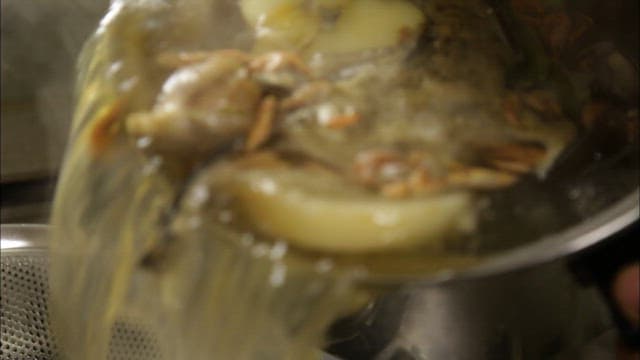 그물코에 부어지는 뜨거운 육수