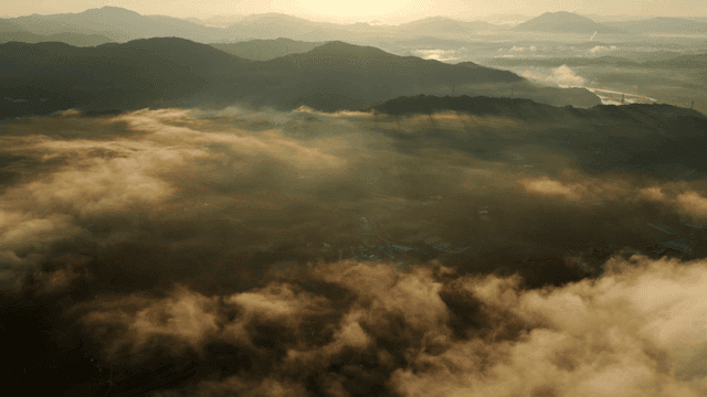 일출 시 안개 낀 산