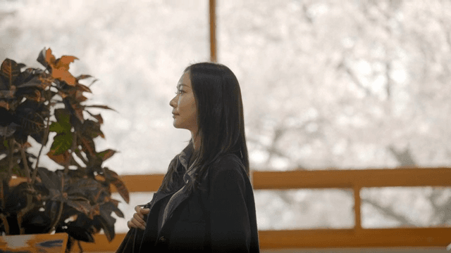 실내를 둘러보는 여성