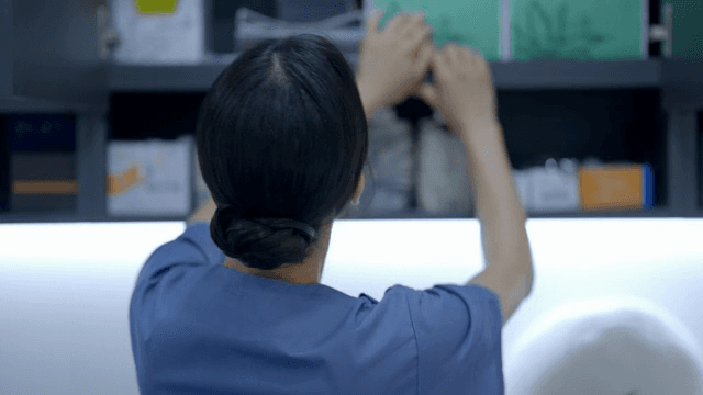 간호사가 의료 용품을 정리하는 모습