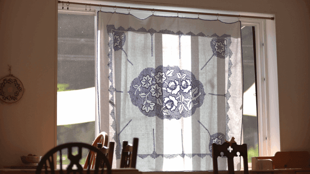 무늬가 있는 커튼을 통해 들어오는 햇빛