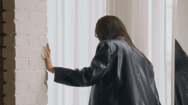 급하게 거울을 본 후 나가는 여성