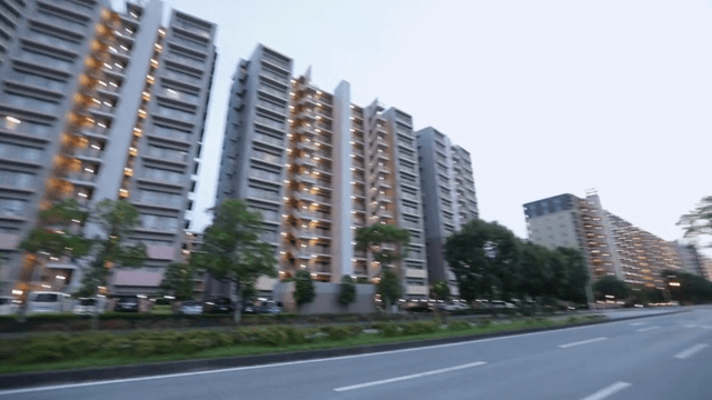 조용한 거리의 고층 아파트 건물