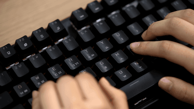 키보드를 타이핑하는 손