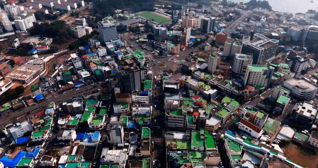 다채로운 지붕이 있는 활기찬 도시 풍경