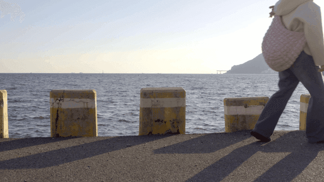 바닷가 길을 걷는 여행자