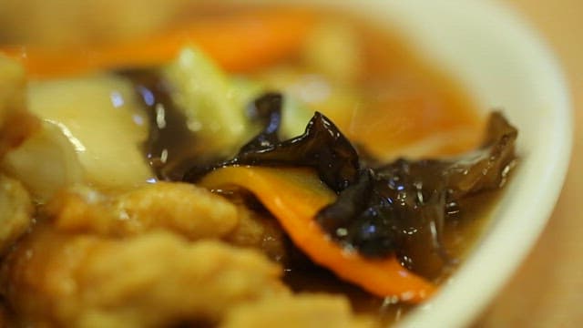 소스에 적셔진 탕수육