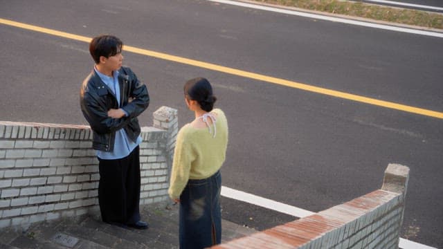 길거리에서 다투는 커플