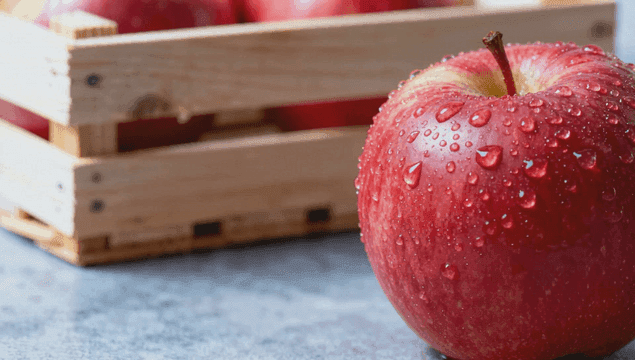 물방울이 맺힌 신선한 사과