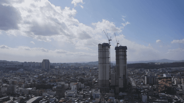 고층 건물이 있는 광활한 도시 풍경