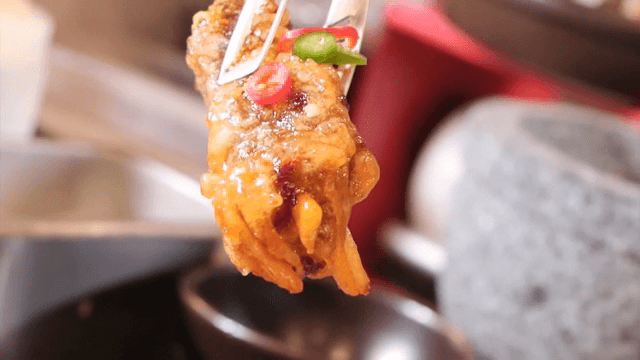 고추가 곁들여진 등갈비 튀김