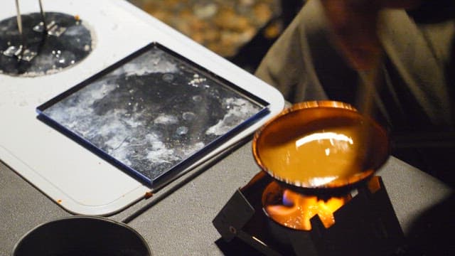 설탕을 녹여 달고나 만들기