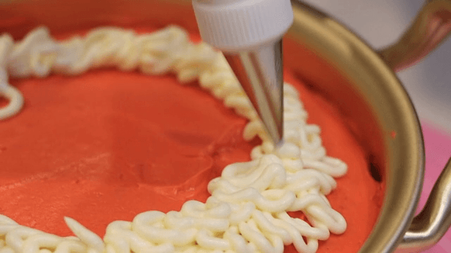 흰색 아이싱으로 케이크 장식하기