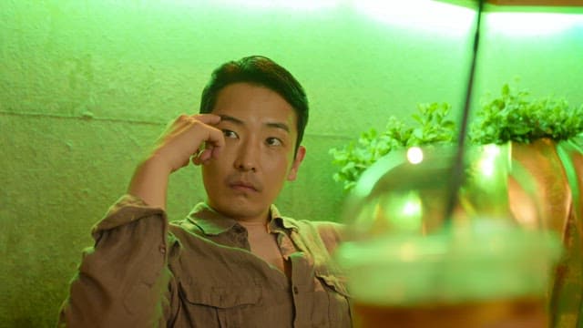 카페에서 음료를 마시며 휴식 중인 남자