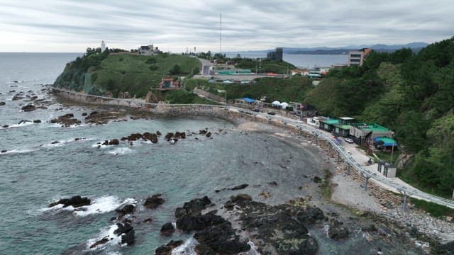 고요한 바다와 푸른 숲