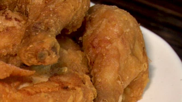 접시 위의 바삭바삭하고 노릇노릇한 후라이드 치킨