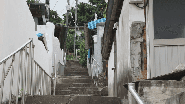 돌계단이 있는 좁은 골목길