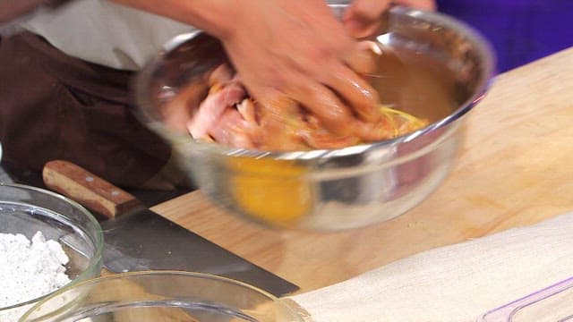 그릇에서 계란과 섞는 돼지고기