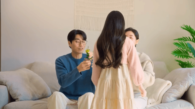 부모님께 카네이션을 선물하는 아이