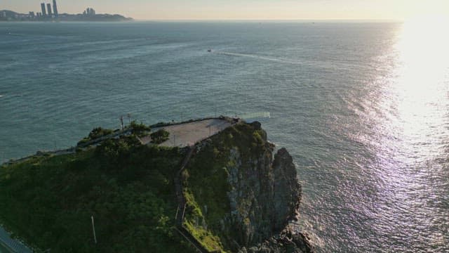 바위 절벽이 있는 아름다운 해안 경관