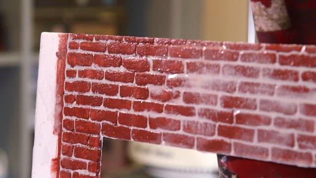 벽돌 패턴 프레임으로 페인트된 정교한 판지