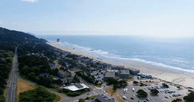 해변과 바다가 보이는 해안 마을