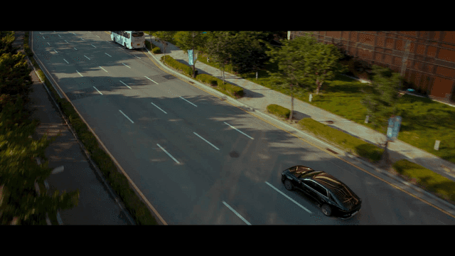 도로를 빠르게 달리는 자동차