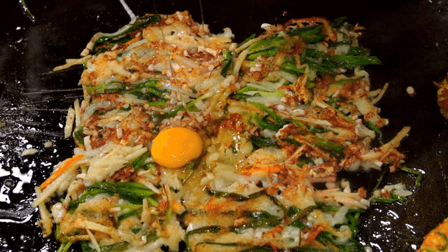 해물파전 위에 올리는 날계란