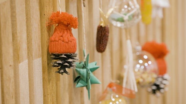 목재 배경에 다채로운 장식품