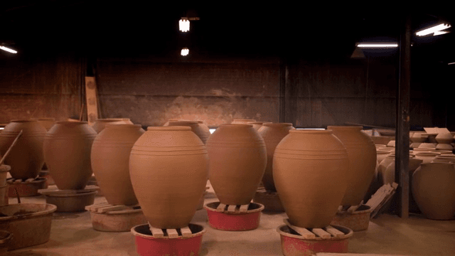 도자기 공방의 큰 점토 항아리