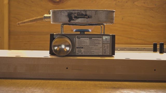 휴대용 버너 위에 가열 중인 냄비