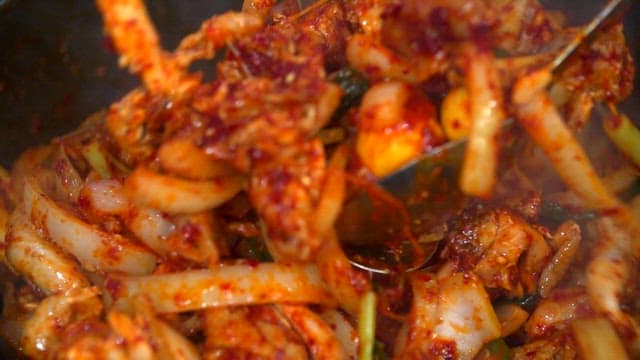 닭볶음탕을 양념에 섞는 모습