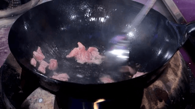 뜨거운 웍에 고기를 넣어 볶기