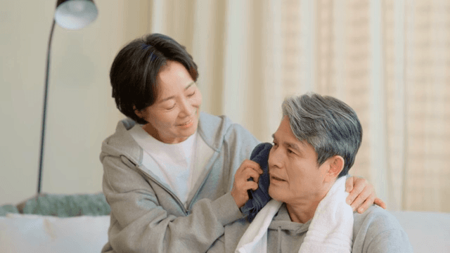 운동 후 실내에서 휴식 중인 부부