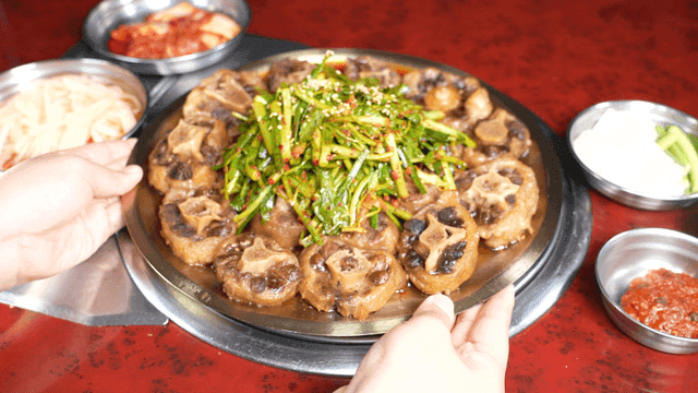 Boiled oxtail served with side dishes