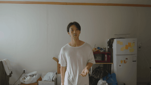 어수선한 방에 서 있는 남자