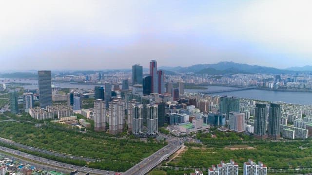 한낮의 분주한 대도시